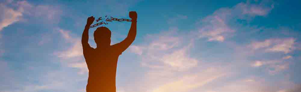 在监狱的教堂中,给死刑犯受洗!