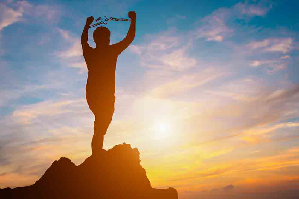 在监狱的教堂中,给死刑犯受洗!